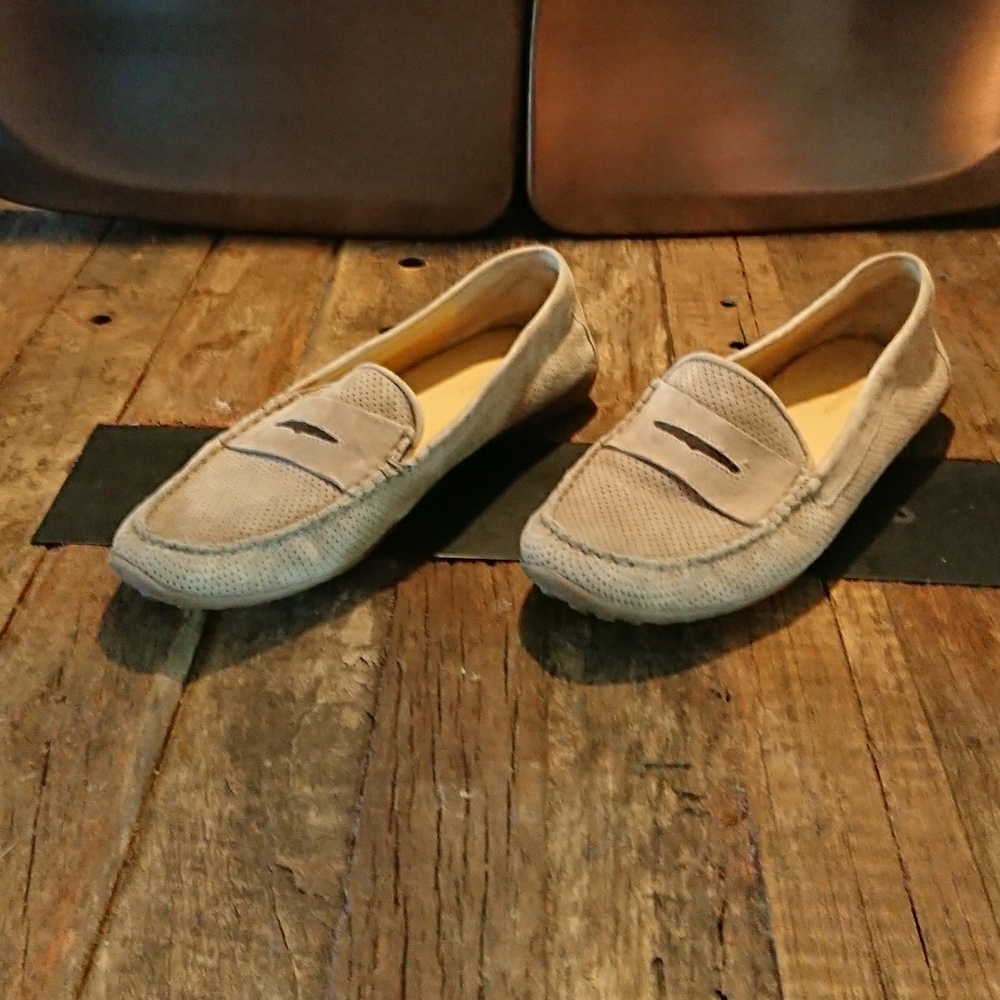 Fabulous like new beige Brown's loafer